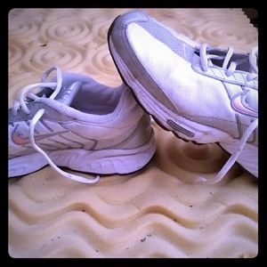 Gently worn, comfortable insoles, light weight